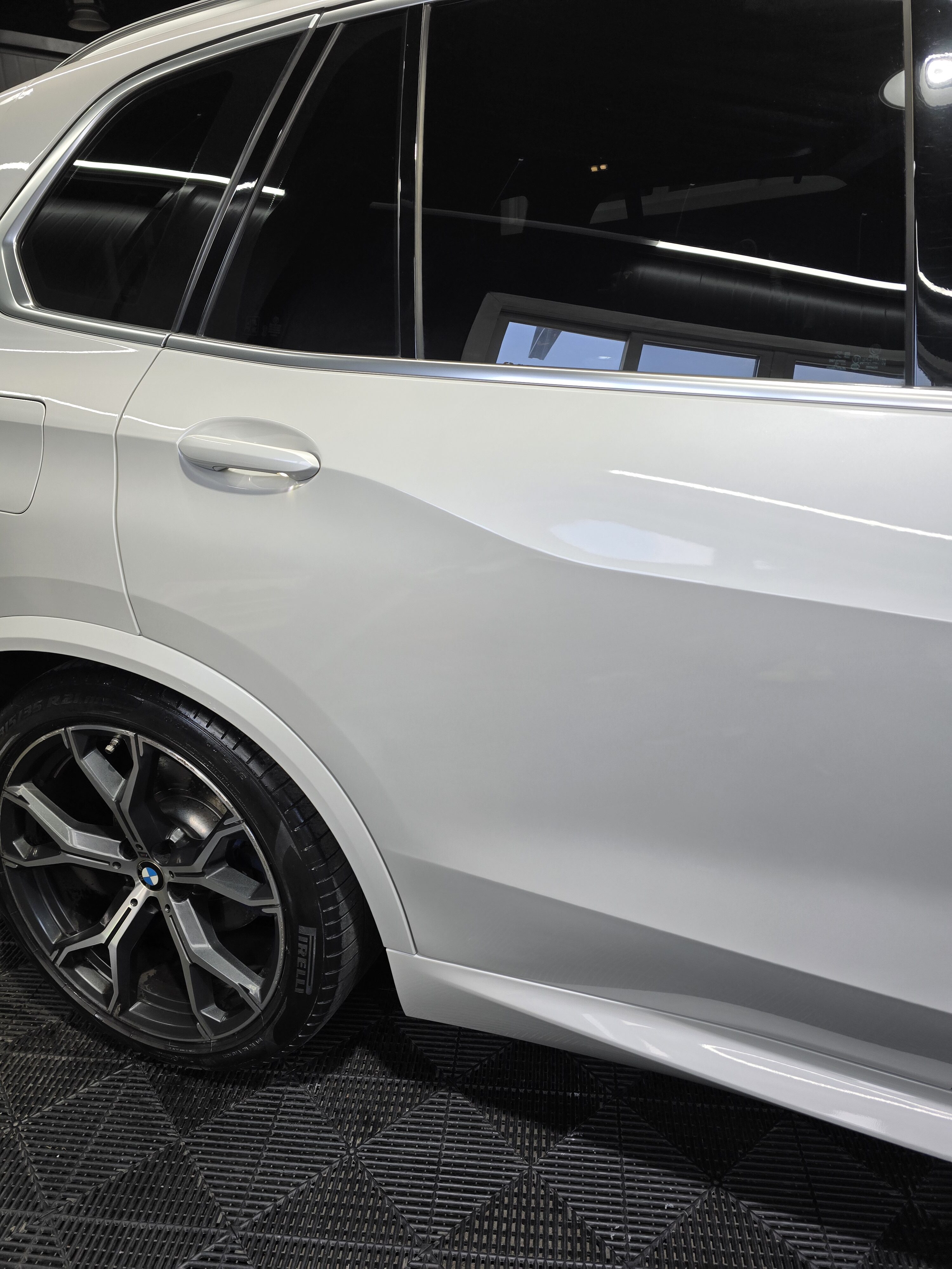 탄현카센터 BMW X5 도어 휀다 손상 복원, 자차보험 없이도 가능한 작업 12월 예약 서둘러야 하는 이유!</a>